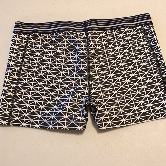 Under Armour black and white size large compression shorts - Picture 2 of 5